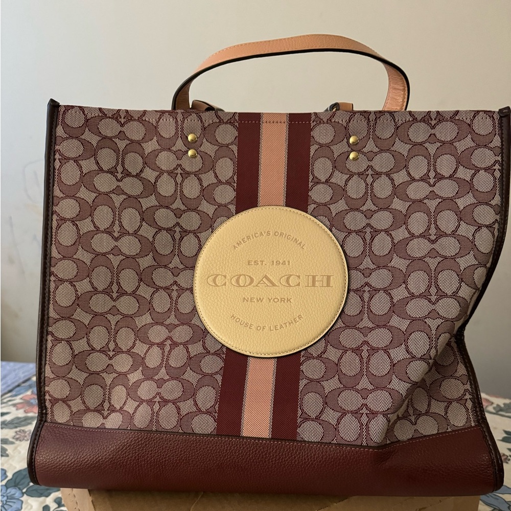NWT Coach C8418 Dempsey Tote 40 in Signature Jacquard with Stripe and Patch.
